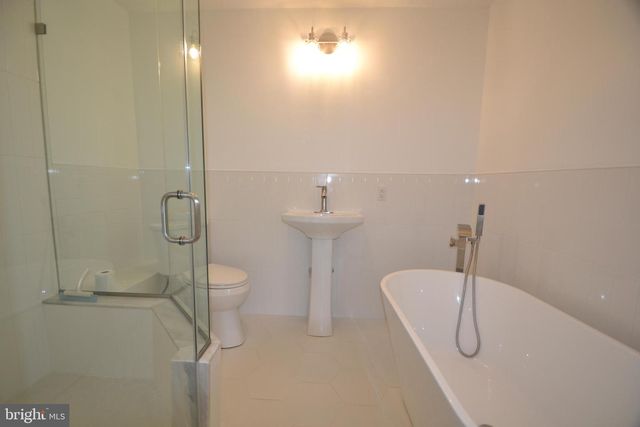 1436 E LAMPLIGHTER LN, North Wales, PA 19454