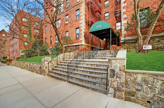 673 Locust Street 1F, Mount Vernon, NY 10552