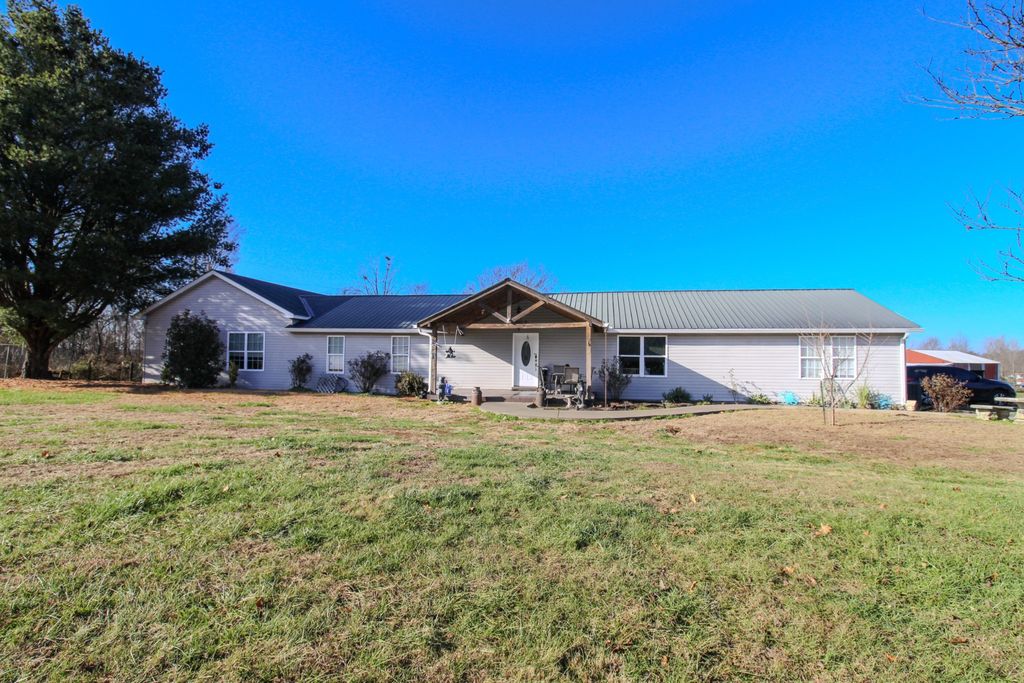 95 Fescue Ln, Lafayette, TN 37083
