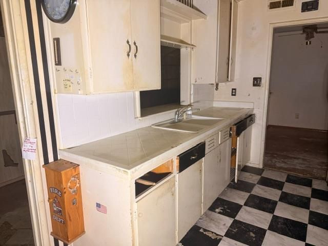 4944 J Pkwy, Sacramento, CA 95823