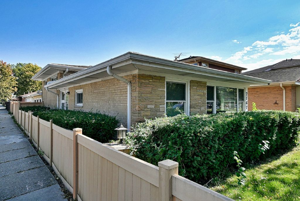7167 N Ozanam Avenue, Chicago, IL 60631 — photo 2
