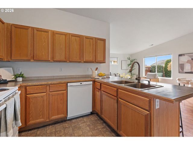 11020 REES St Ne, Donald, OR 97020