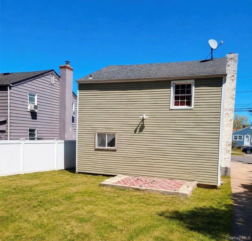 165 President Street, Hempstead, NY 11550