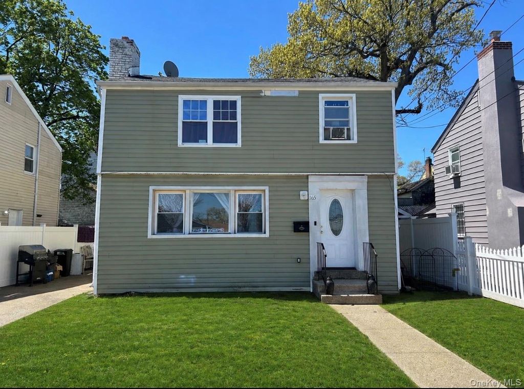 165 President Street, Hempstead, NY 11550