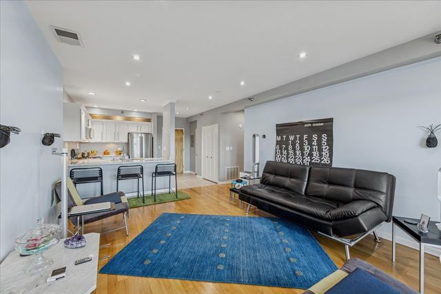 6238 26th Street 502, Berwyn, IL 60402