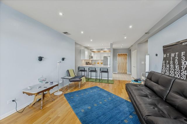 6238 26th Street 502, Berwyn, IL 60402