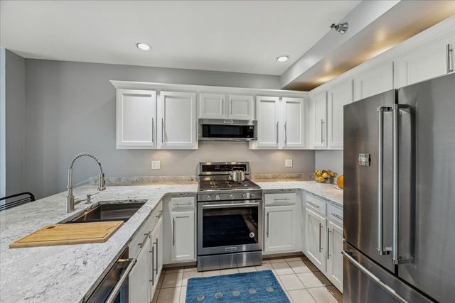 6238 26th Street 502, Berwyn, IL 60402