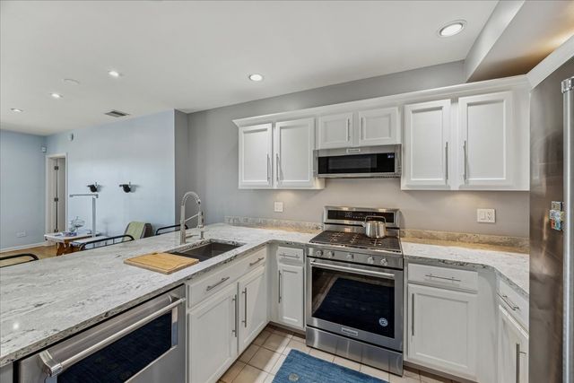 6238 26th Street 502, Berwyn, IL 60402