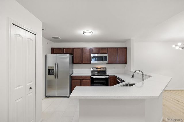 28251 S Pointe Lane, Chesterfield Township, MI 48051