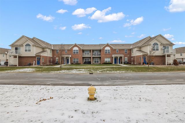 28251 S Pointe Lane, Chesterfield Township, MI 48051