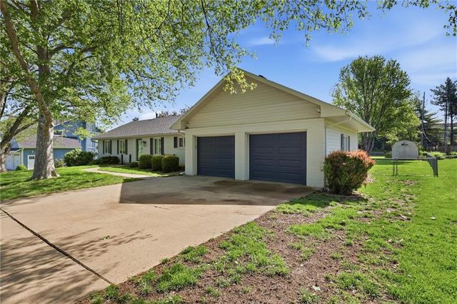 5645 Meadow View Drive, Shawnee, KS 66226