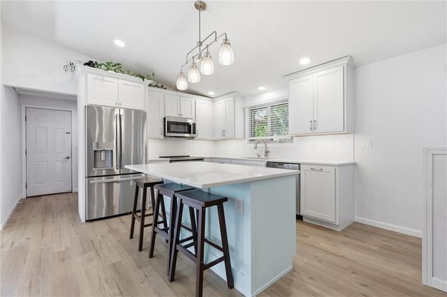 5645 Meadow View Drive, Shawnee, KS 66226