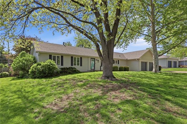 5645 Meadow View Drive, Shawnee, KS 66226