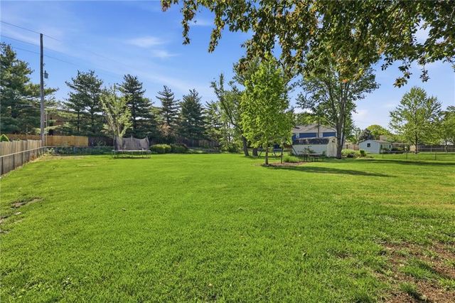 5645 Meadow View Drive, Shawnee, KS 66226