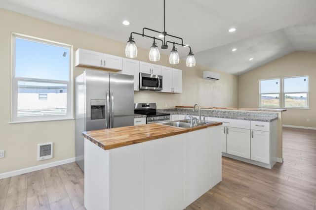 330 N Elm Street, Merrill, OR 97633