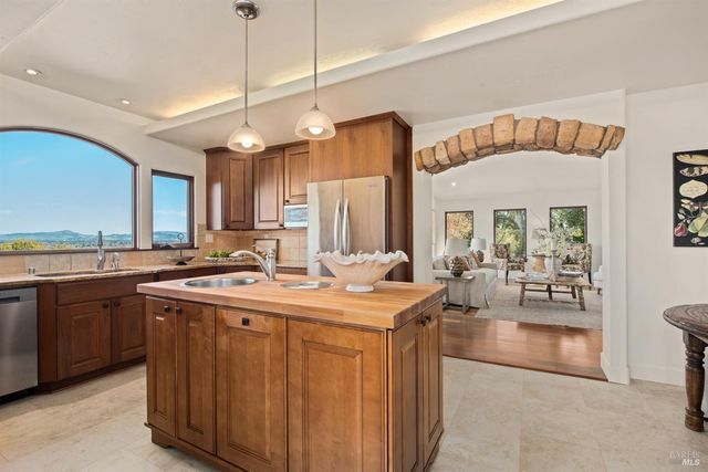 2405 Lewis Dr, Sebastopol, CA 95472