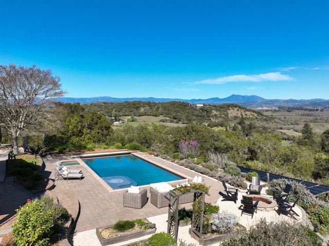 2405 Lewis Dr, Sebastopol, CA 95472