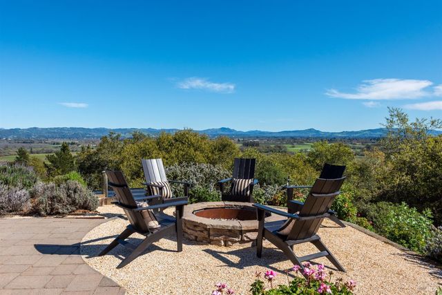 2405 Lewis Dr, Sebastopol, CA 95472