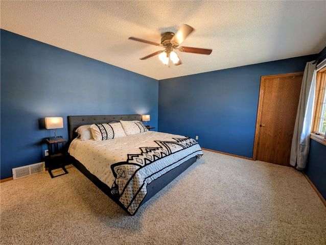 1215 Prairieview Drive NE, Cedar Rapids, IA 52402