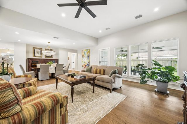 1059 Candlelight Lane, Houston, TX 77018