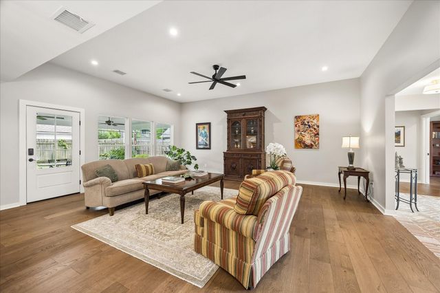1059 Candlelight Lane, Houston, TX 77018