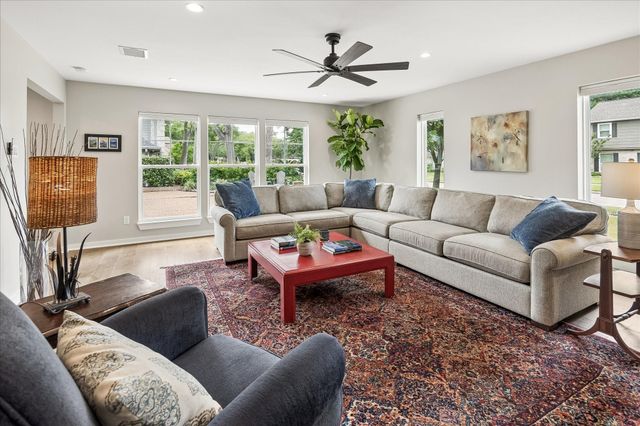 1059 Candlelight Lane, Houston, TX 77018
