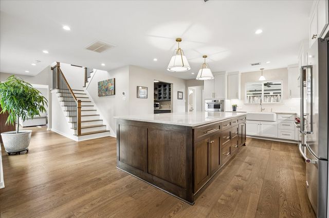 1059 Candlelight Lane, Houston, TX 77018