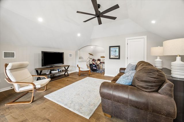 1059 Candlelight Lane, Houston, TX 77018