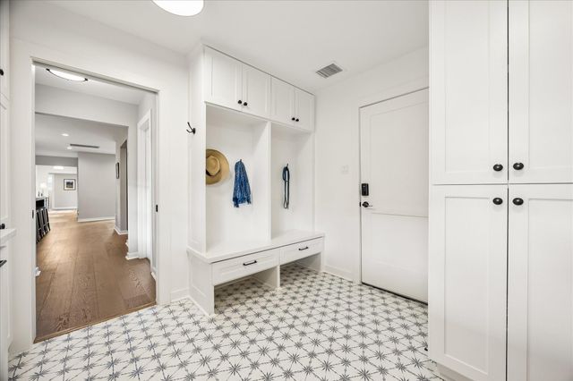 1059 Candlelight Lane, Houston, TX 77018