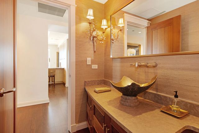 800 N MICHIGAN Avenue 4201, Chicago, IL 60611