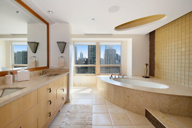 800 N MICHIGAN Avenue 4201, Chicago, IL 60611