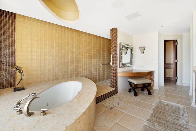 800 N MICHIGAN Avenue 4201, Chicago, IL 60611