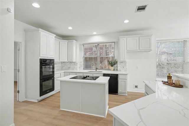 38 Tiburon DR, The Hills, TX 78738