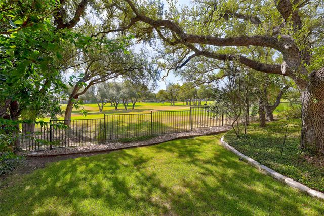 38 Tiburon DR, The Hills, TX 78738