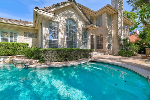 38 Tiburon DR, The Hills, TX 78738