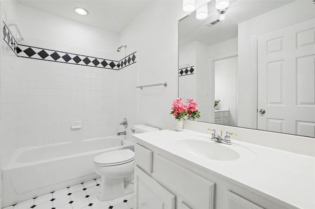 38 Tiburon DR, The Hills, TX 78738