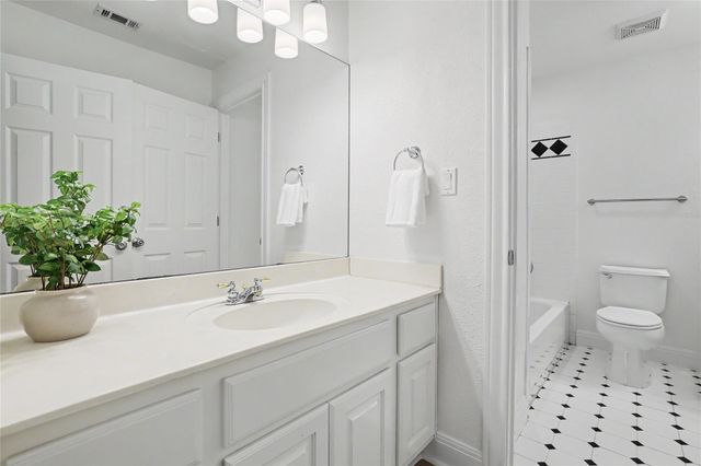 38 Tiburon DR, The Hills, TX 78738