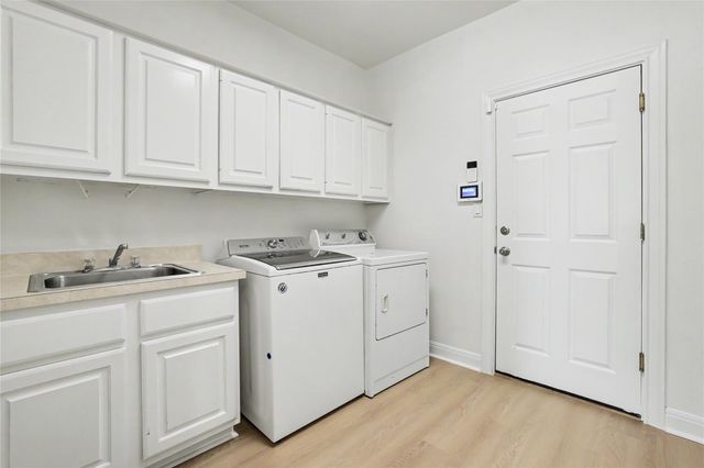 38 Tiburon DR, The Hills, TX 78738