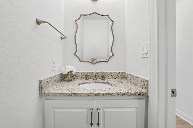 38 Tiburon DR, The Hills, TX 78738