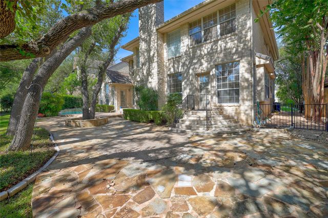 38 Tiburon DR, The Hills, TX 78738
