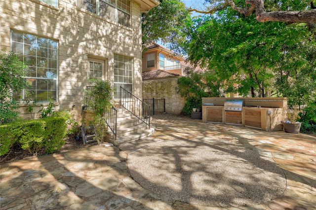 38 Tiburon DR, The Hills, TX 78738