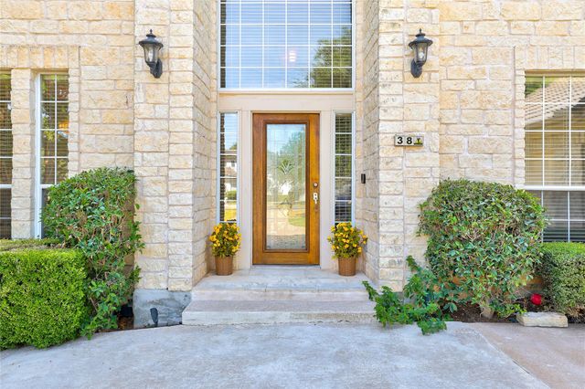 38 Tiburon DR, The Hills, TX 78738