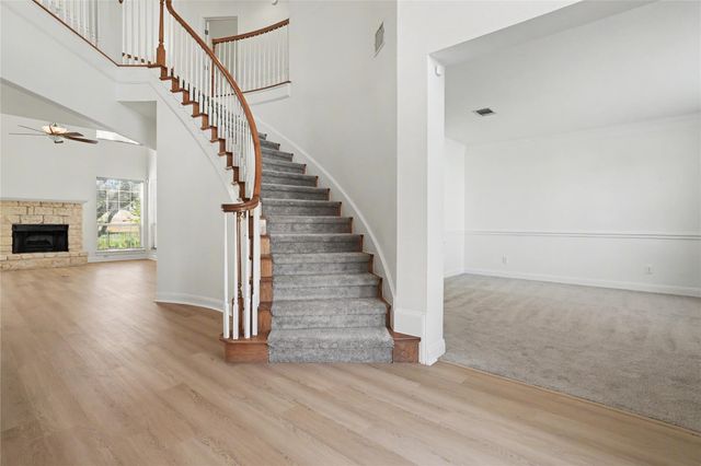 38 Tiburon DR, The Hills, TX 78738