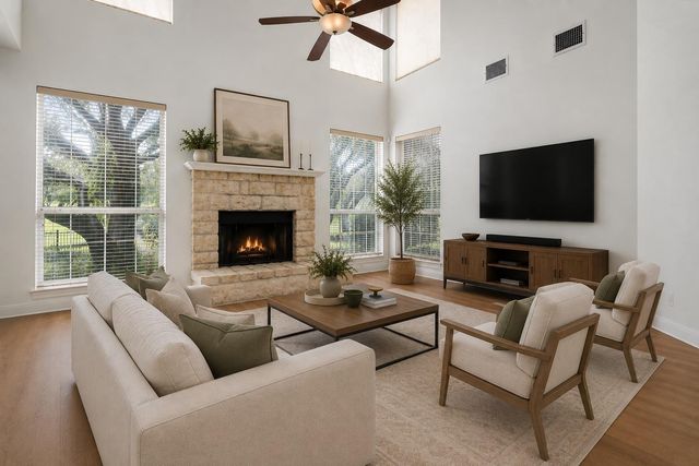 38 Tiburon DR, The Hills, TX 78738