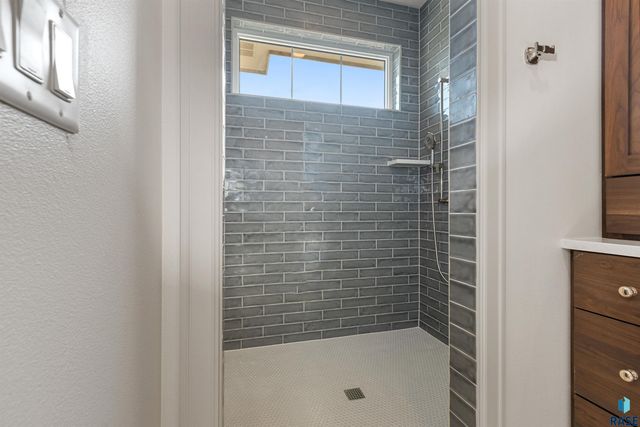 800 N Sylvan Dr Drive, Sioux Falls, SD 57110