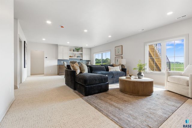 800 N Sylvan Dr Drive, Sioux Falls, SD 57110