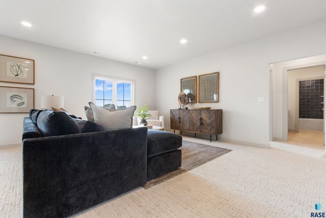 800 N Sylvan Dr Drive, Sioux Falls, SD 57110