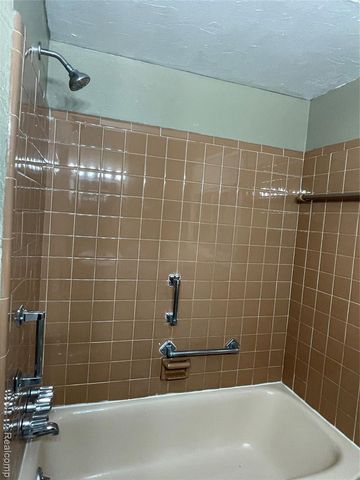 29822 Rock Creek Drive, Southfield, MI 48076