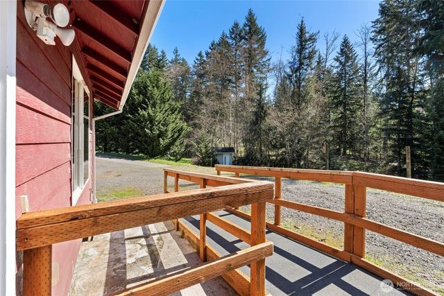 110 Sunny Basin Road, Castle Rock, WA 98611