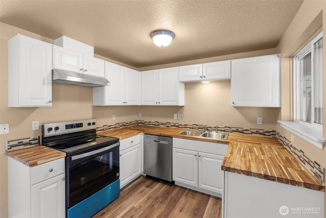 110 Sunny Basin Road, Castle Rock, WA 98611